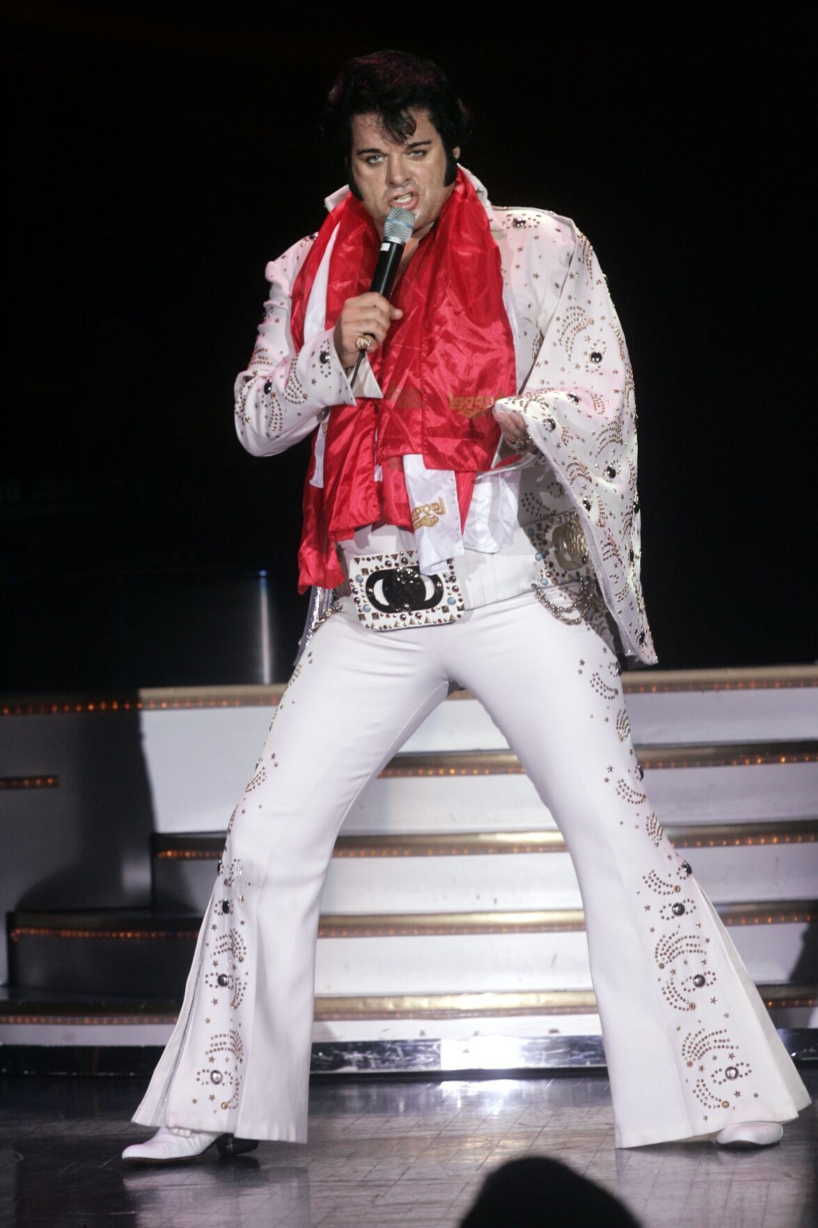 James Lowrey sings and dances like Elvis in the "Legends in Concert" show at Claridge Casino / Bally's Atlantic City Tuesday, Aug 9, 2005. ( Photo by Edward Lea / The Press of Atlantic City )